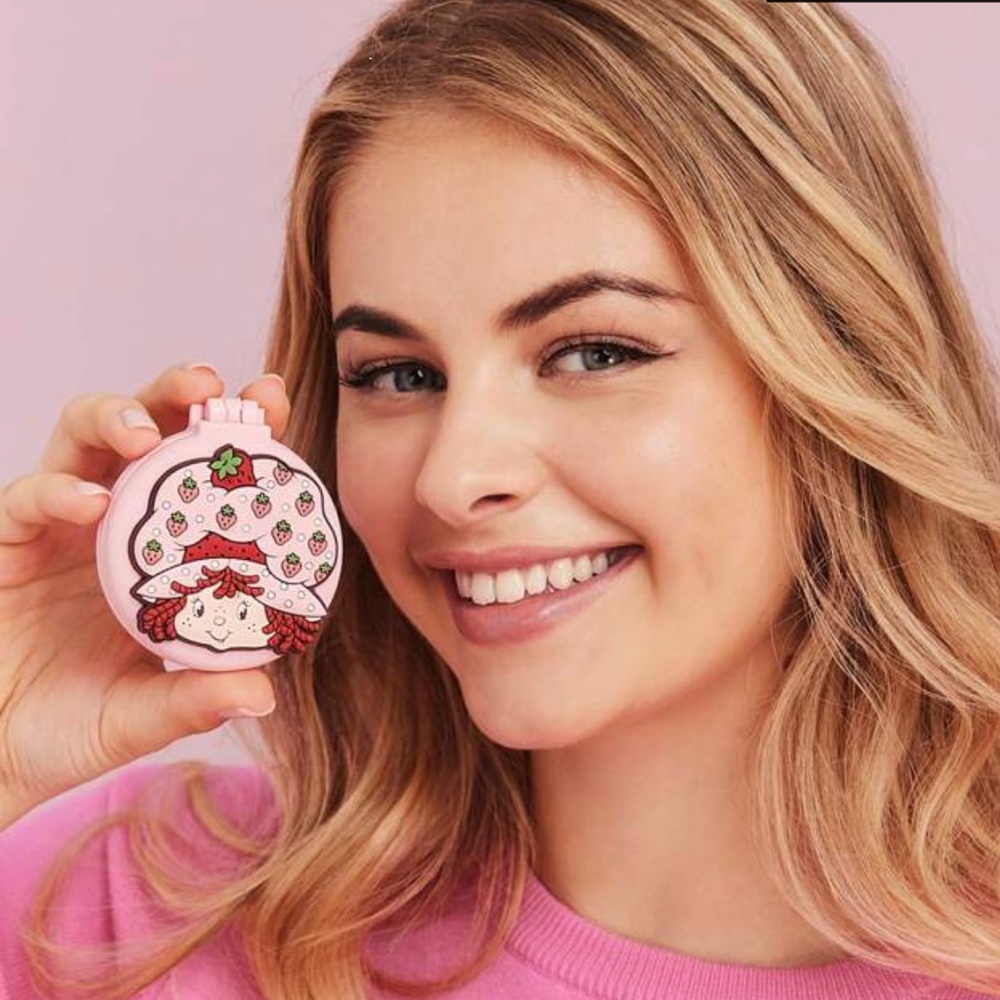 NWOT Strawberry Shortcake travel hairbrush